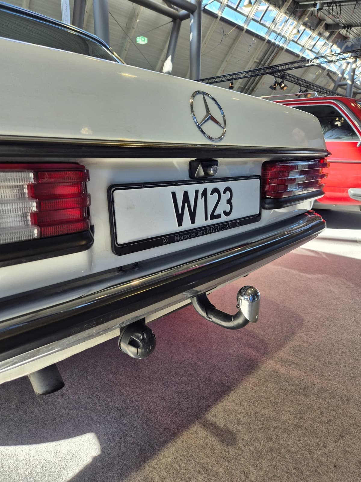 Heck eines W123 mit Sonderkennzeichen bei einer Ausstellung