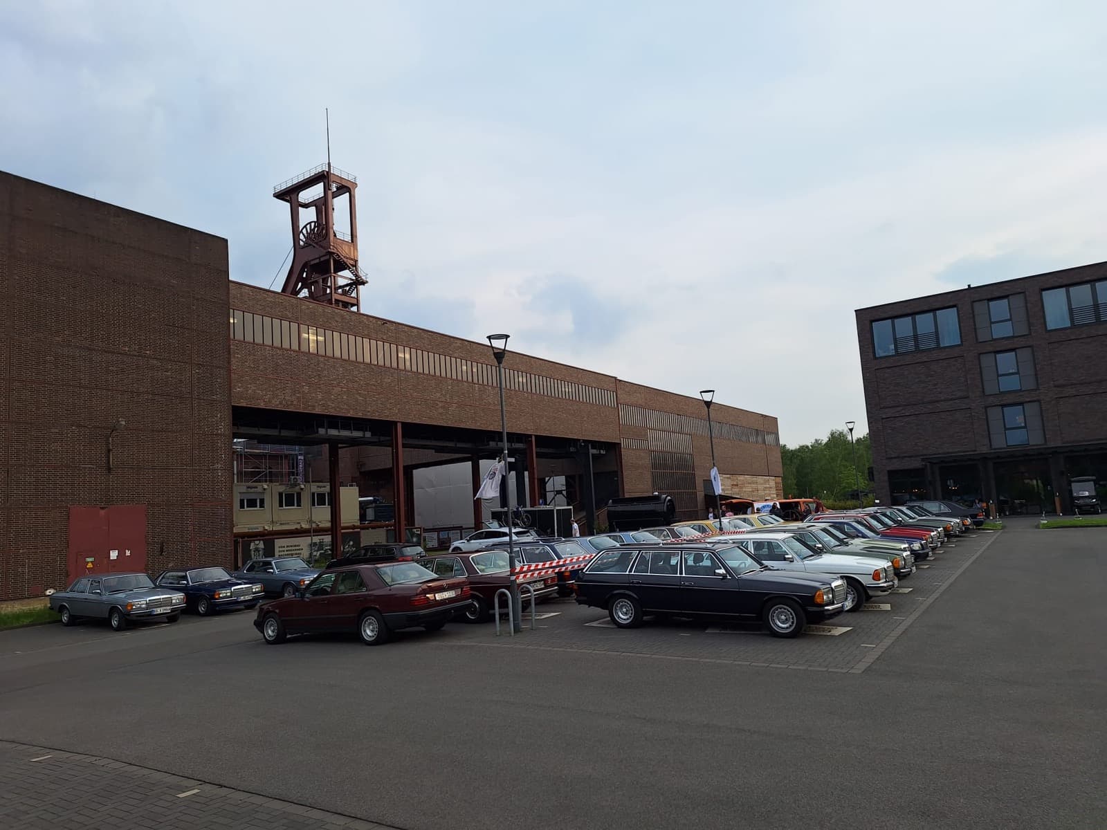 Zahlreiche W123 bei einem Treffen vor der Zeche Zollverein