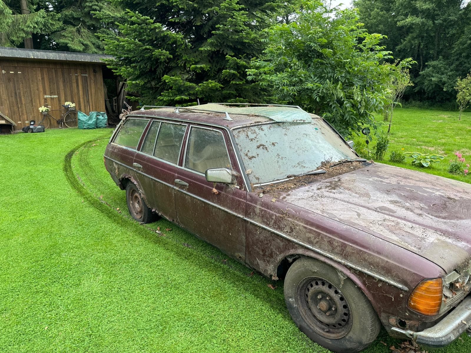Unrestauriertes W123 T-Modell mit Patina als Restaurierungsprojekt